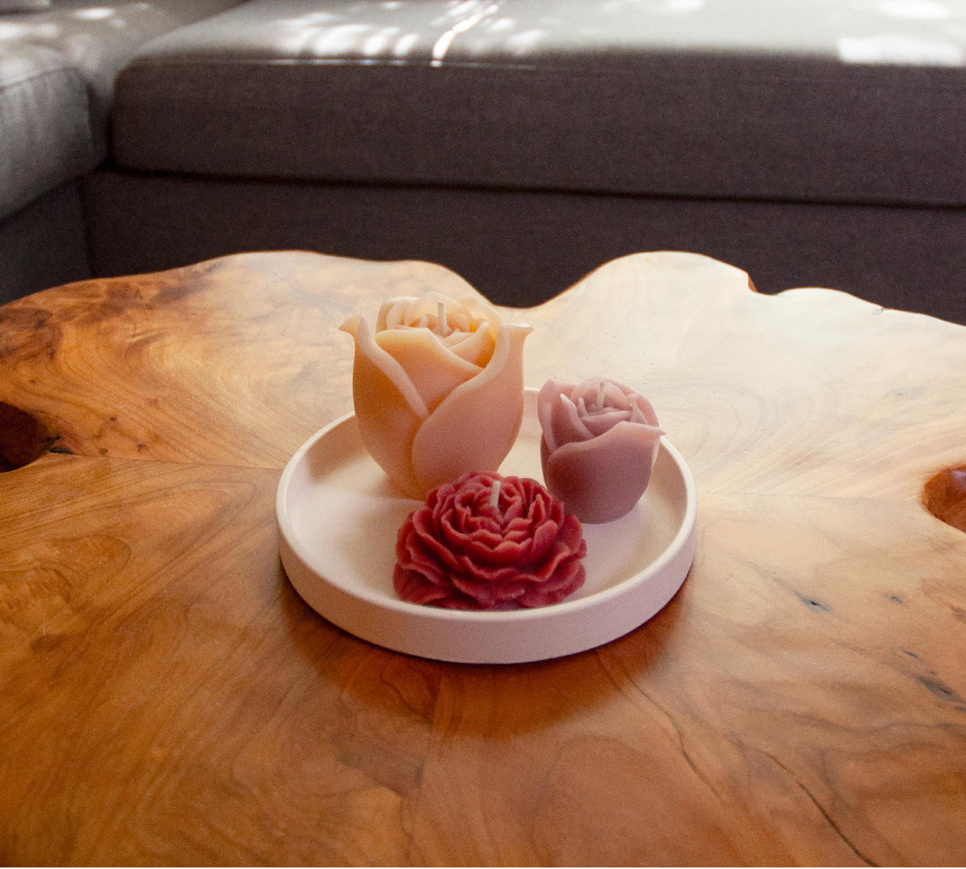 TRIO ROMANTIQUE – Ensemble de bougies en cire d’abeille colorée sur plateau décoratif champagne Maison Kunda