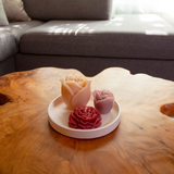 TRIO ROMANTIQUE – Ensemble de bougies en cire d’abeille colorée sur plateau décoratif champagne