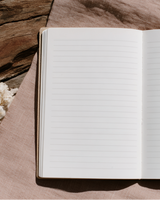 Cahier de note de type journal ouvert pour écriture, couleur naturel, papier recyclé ligné