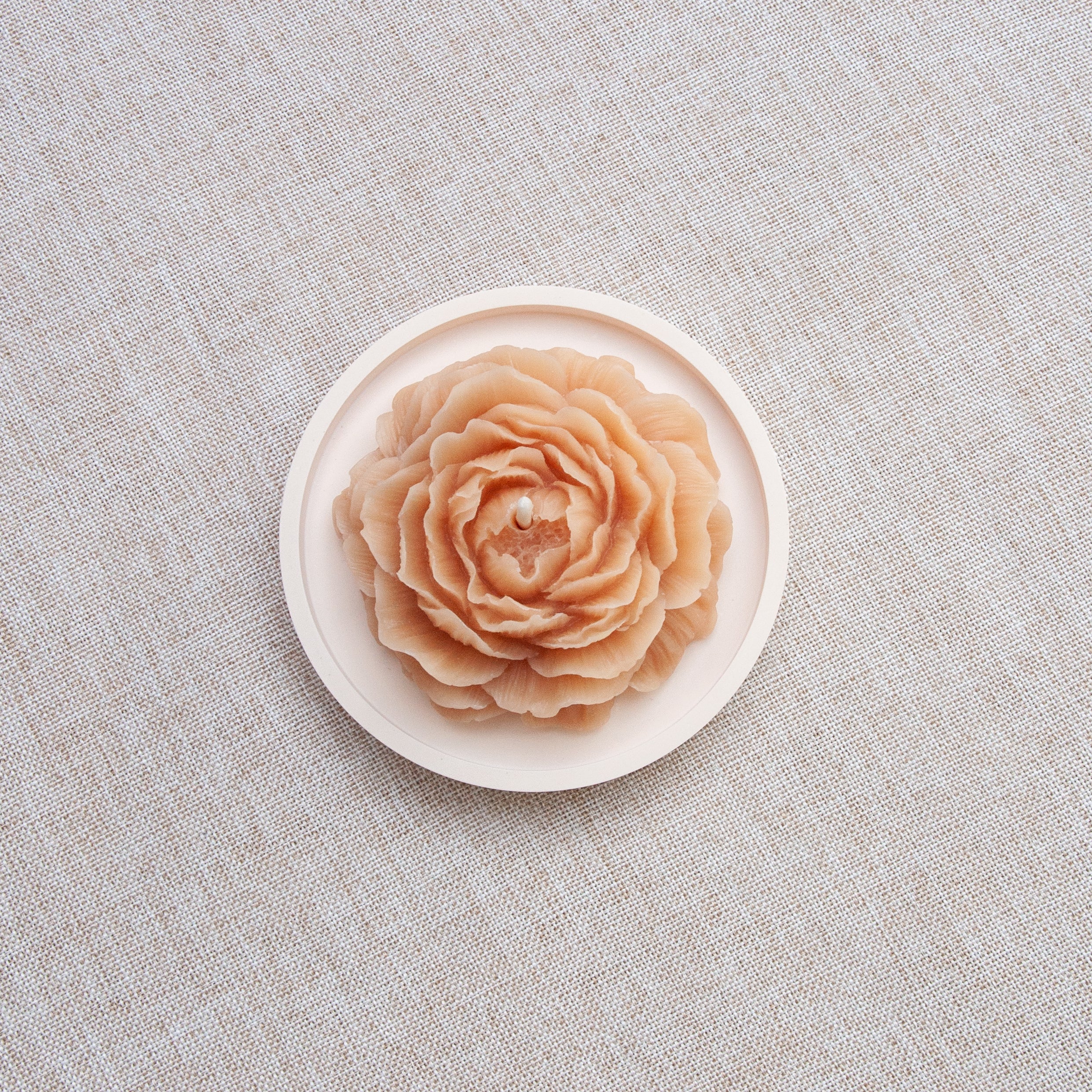 Bougie parfumée naturelle artisanale en cire d'abeille moulée pivoine abricot, faite à la main au Québec, fragrance pivoine et ylang ylang