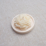 Bougie parfumée naturelle artisanale en cire d'abeille moulée pivoine blanche, faite à la main au Québec, fragrance pivoine et ylang ylang