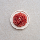 Bougie parfumée naturelle artisanale en cire d'abeille moulée pivoine terracotta, faite à la main au Québec, fragrance pivoine et ylang ylang