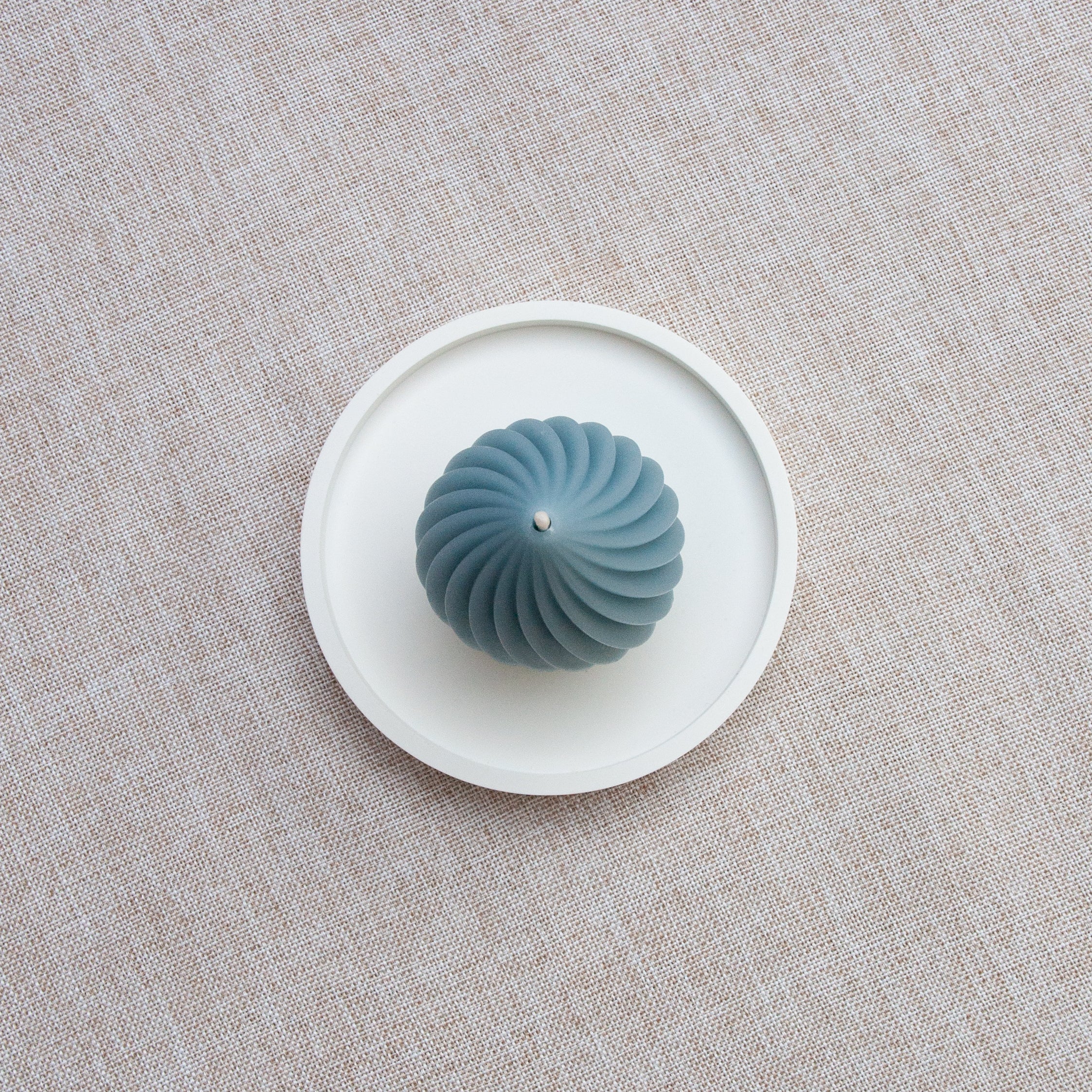 Bougie parfumée naturelle artisanale en cire d'abeille moulée torus bleu acier, faite à la main au Québec, fragrance ambre et gingembre
