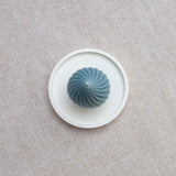 Bougie parfumée naturelle artisanale en cire d'abeille moulée torus bleu acier, faite à la main au Québec, fragrance ambre et gingembre
