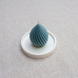 Bougie parfumée naturelle artisanale en cire d'abeille moulée torus bleu acier, faite à la main au Québec, fragrance ambre et gingembre