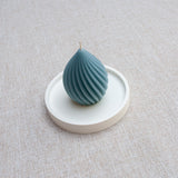 Bougie parfumée naturelle artisanale en cire d'abeille moulée torus bleu acier, faite à la main au Québec, fragrance ambre et gingembre