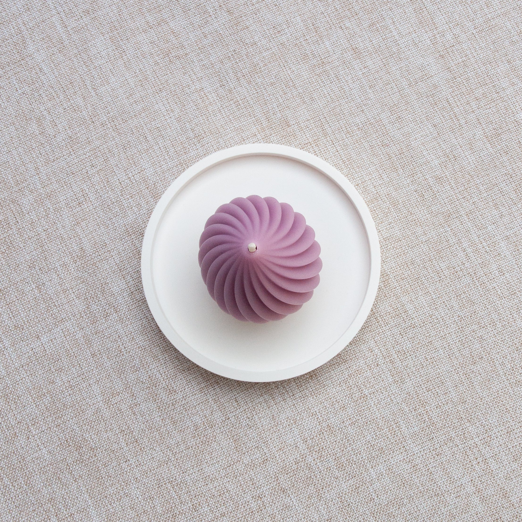 Bougie parfumée naturelle artisanale en cire d'abeille moulée torus prune latté, faite à la main au Québec, fragrance ambre et gingembre