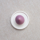 Bougie parfumée naturelle artisanale en cire d'abeille moulée torus prune latté, faite à la main au Québec, fragrance ambre et gingembre