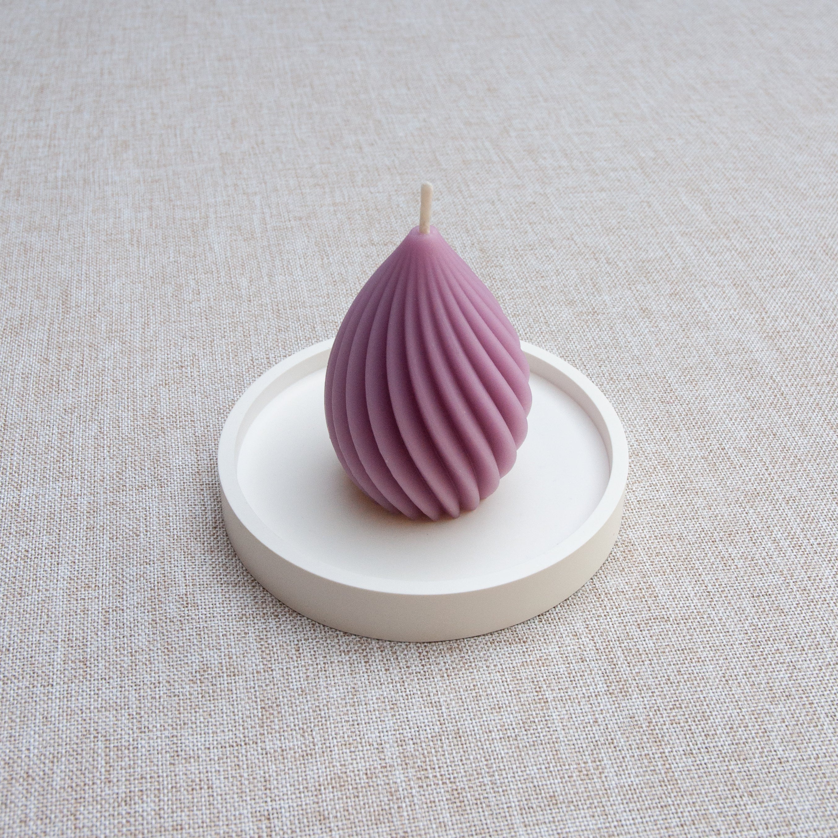 Bougie parfumée naturelle artisanale en cire d'abeille moulée torus prune latté, faite à la main au Québec, fragrance ambre et gingembre