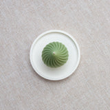 Bougie parfumée naturelle artisanale en cire d'abeille moulée torus vert artichaut, faite à la main au Québec, fragrance ambre et gingembre