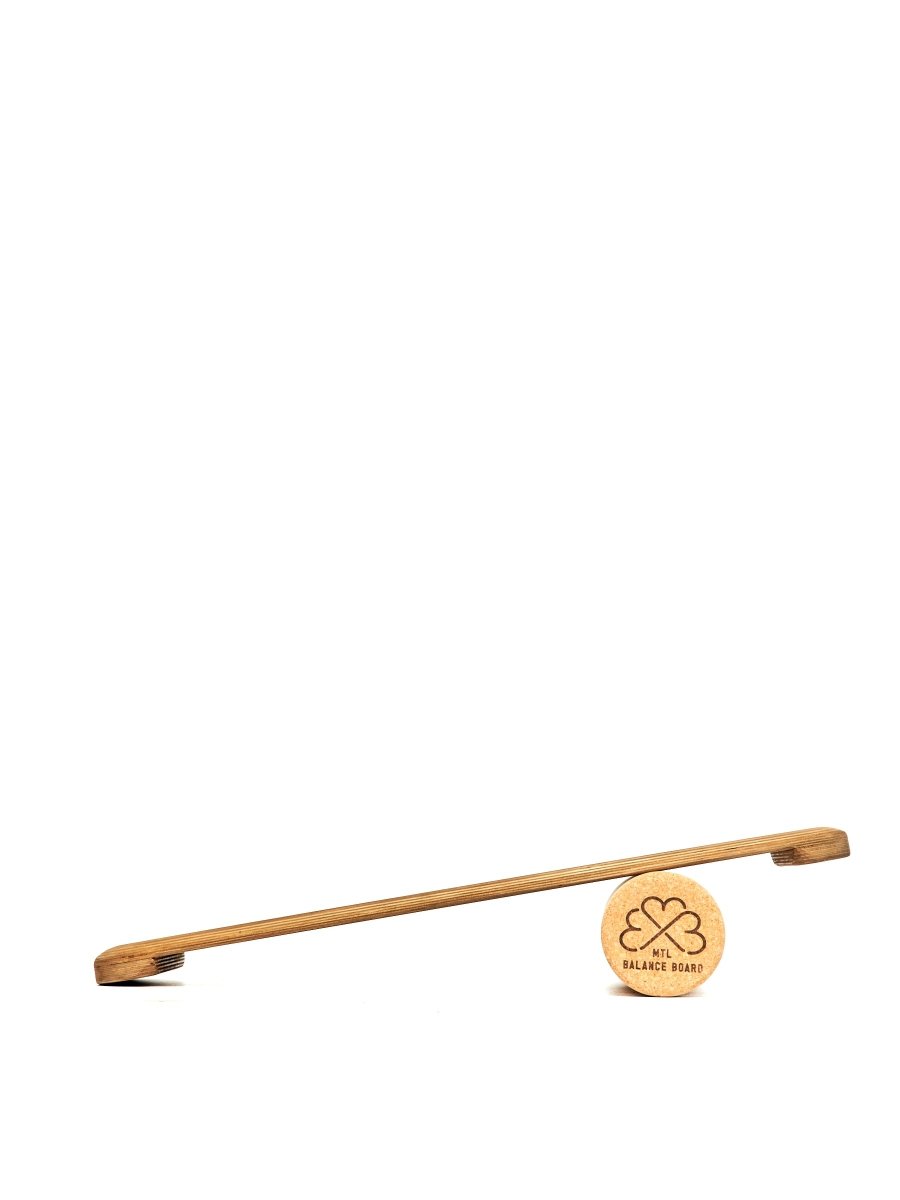 Planche d'équilibre Classique standard MTL Balance Board, bois recyclé, fait au Canada, vue côté, rouleau avec logo