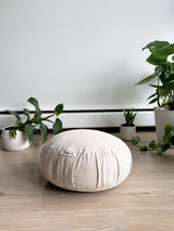 Coussin de méditation Zafu blanc ivoire Scoria Canada, mise en scène ambiance sanctuaire zen