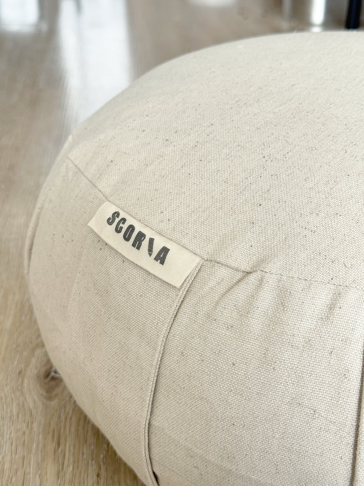 Coussin de méditation Zafu blanc ivoire Scoria Canada, détail couture et finition artisanale, tissu coton biologique