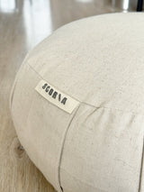 Coussin de méditation Zafu blanc ivoire Scoria Canada, détail couture et finition artisanale, tissu coton biologique