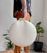 Coussin de méditation Zafu blanc ivoire Scoria Canada, vue de face, usage pratique yoga et méditation quotidienne