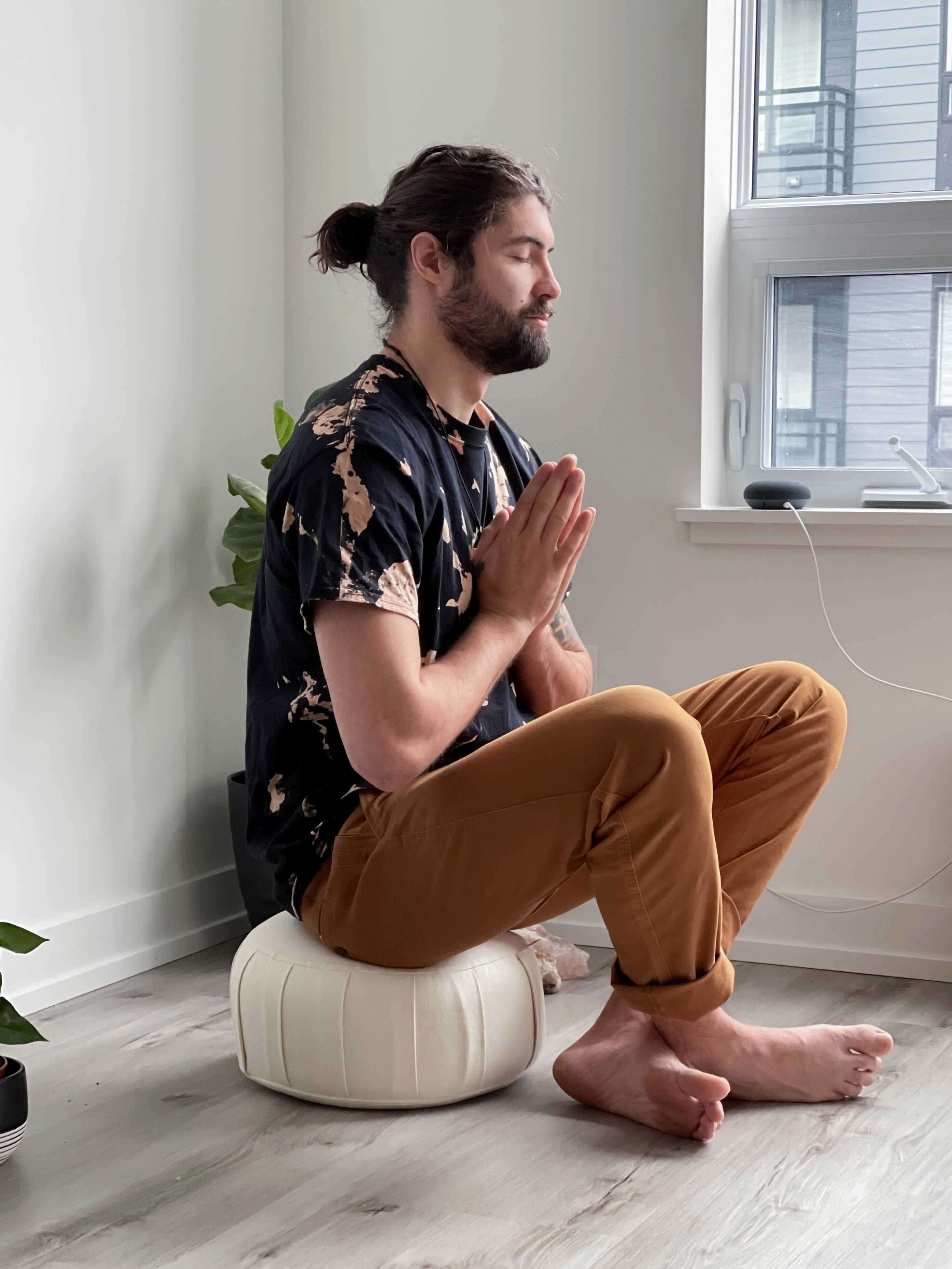 Coussin de méditation Zafu blanc ivoire Scoria Canada, ambiance espace de pratique, lumière naturelle apaisante