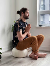 Coussin de méditation Zafu blanc ivoire Scoria Canada, ambiance espace de pratique, lumière naturelle apaisante