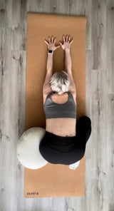 Coussin de méditation Zafu blanc ivoire Scoria Canada, mise en scène lifestyle, espace sanctuaire et ancrage
