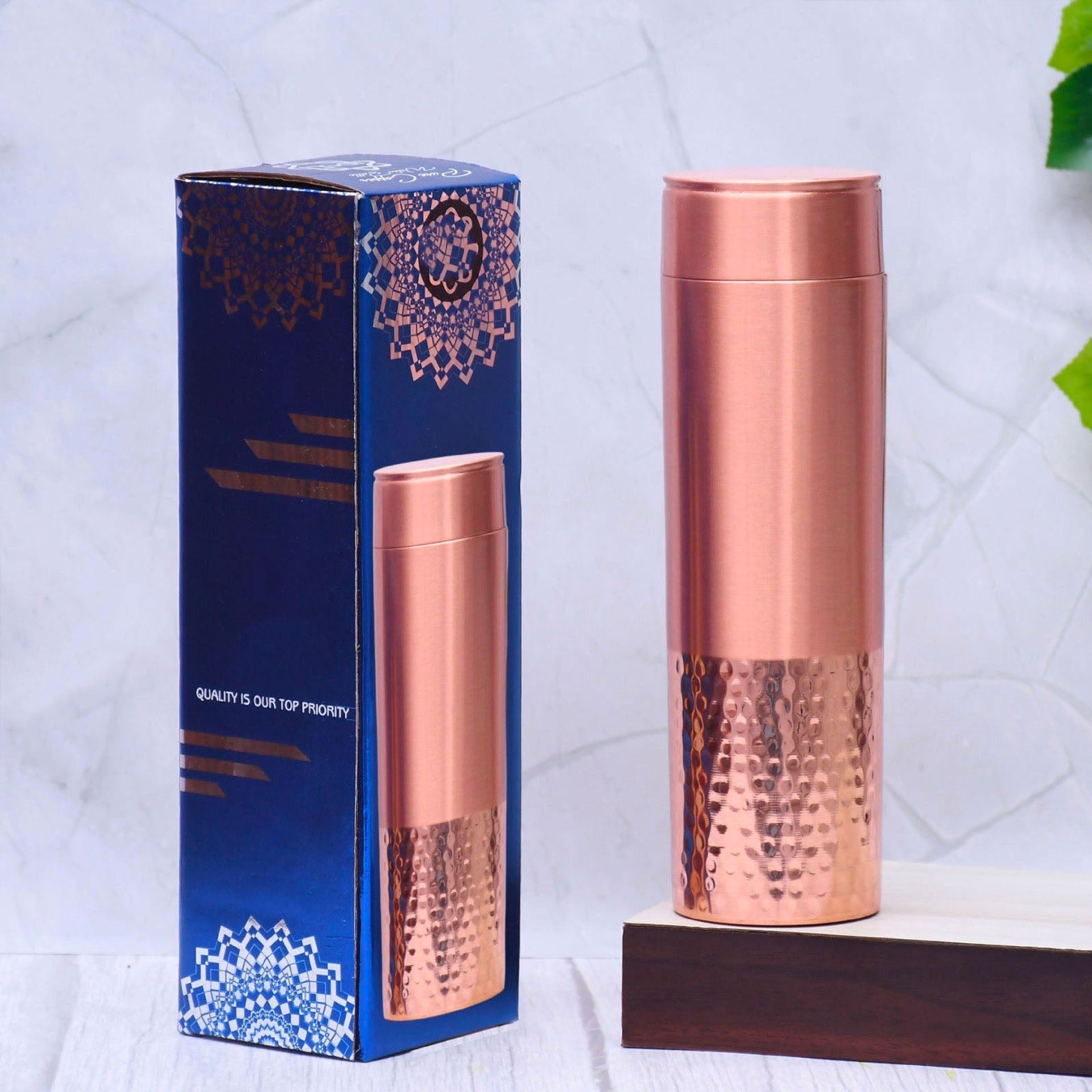 Bouteille d'eau en cuivre ayurvedique artisanale demi-matrelé, design contemporain élégant, avec emballage