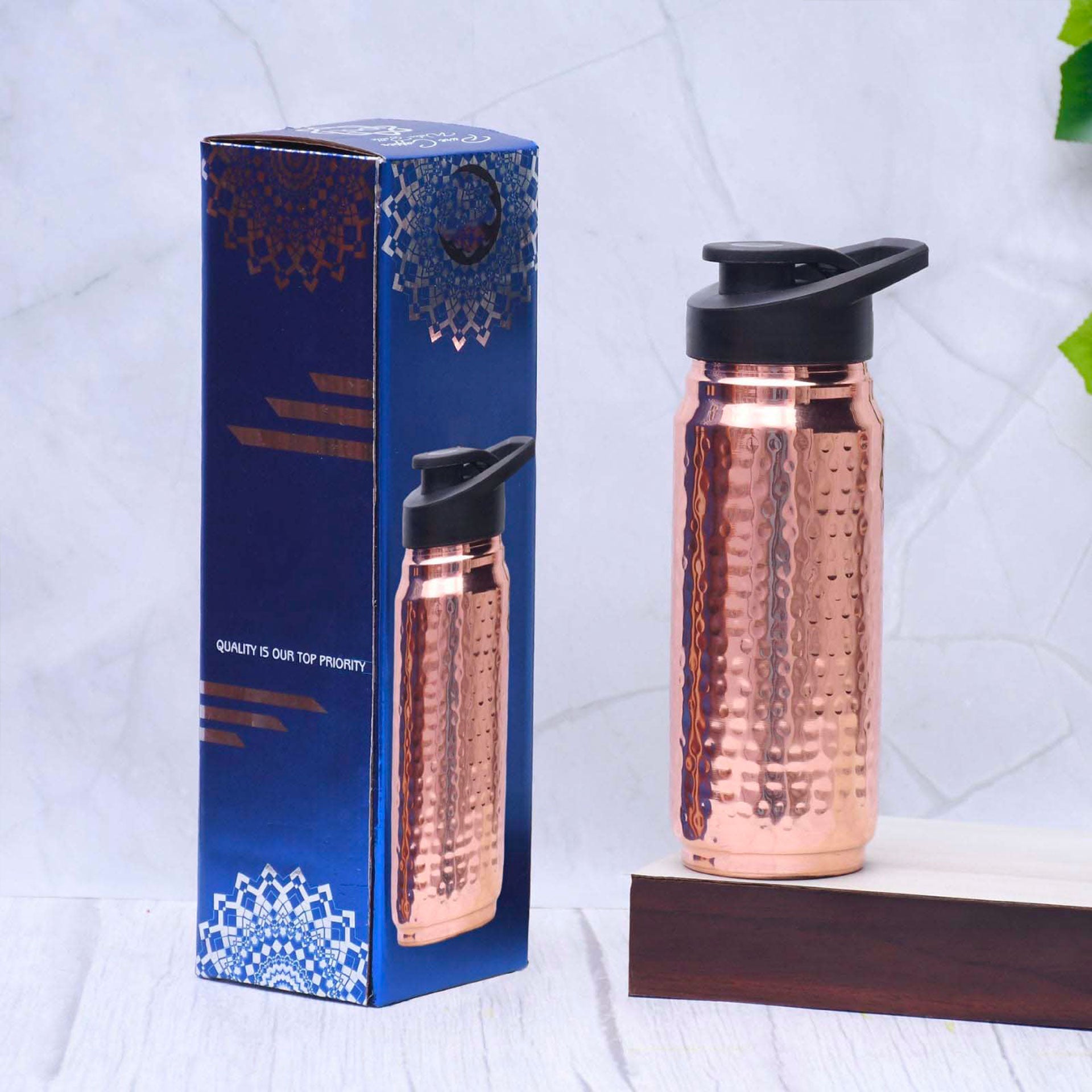 Bouteille d'eau en cuivre ayurvedique artisanale matrelée, avec bouchon de transport, avec emballage