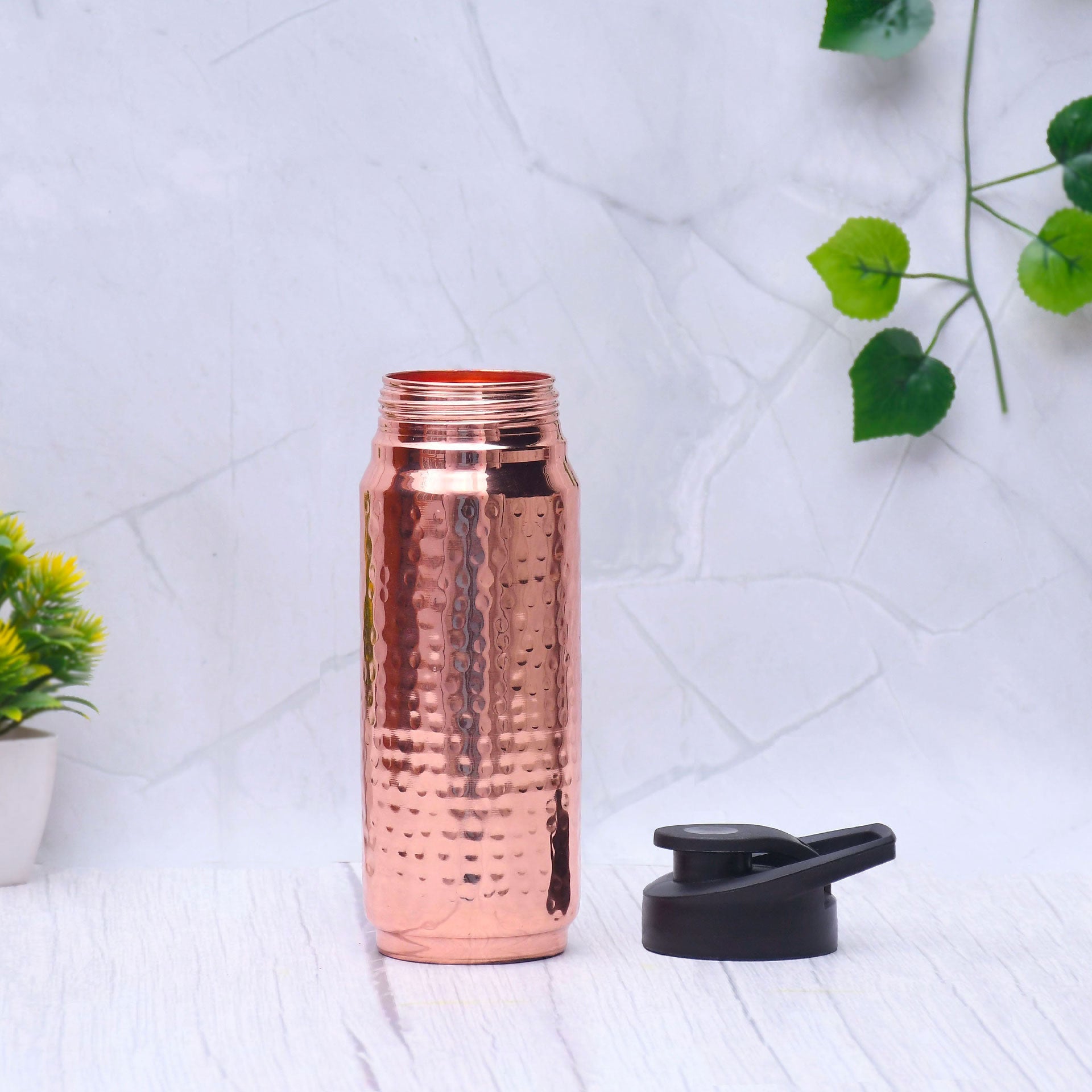Bouteille d'eau en cuivre ayurvedique artisanale matrelée, avec bouchon de transport