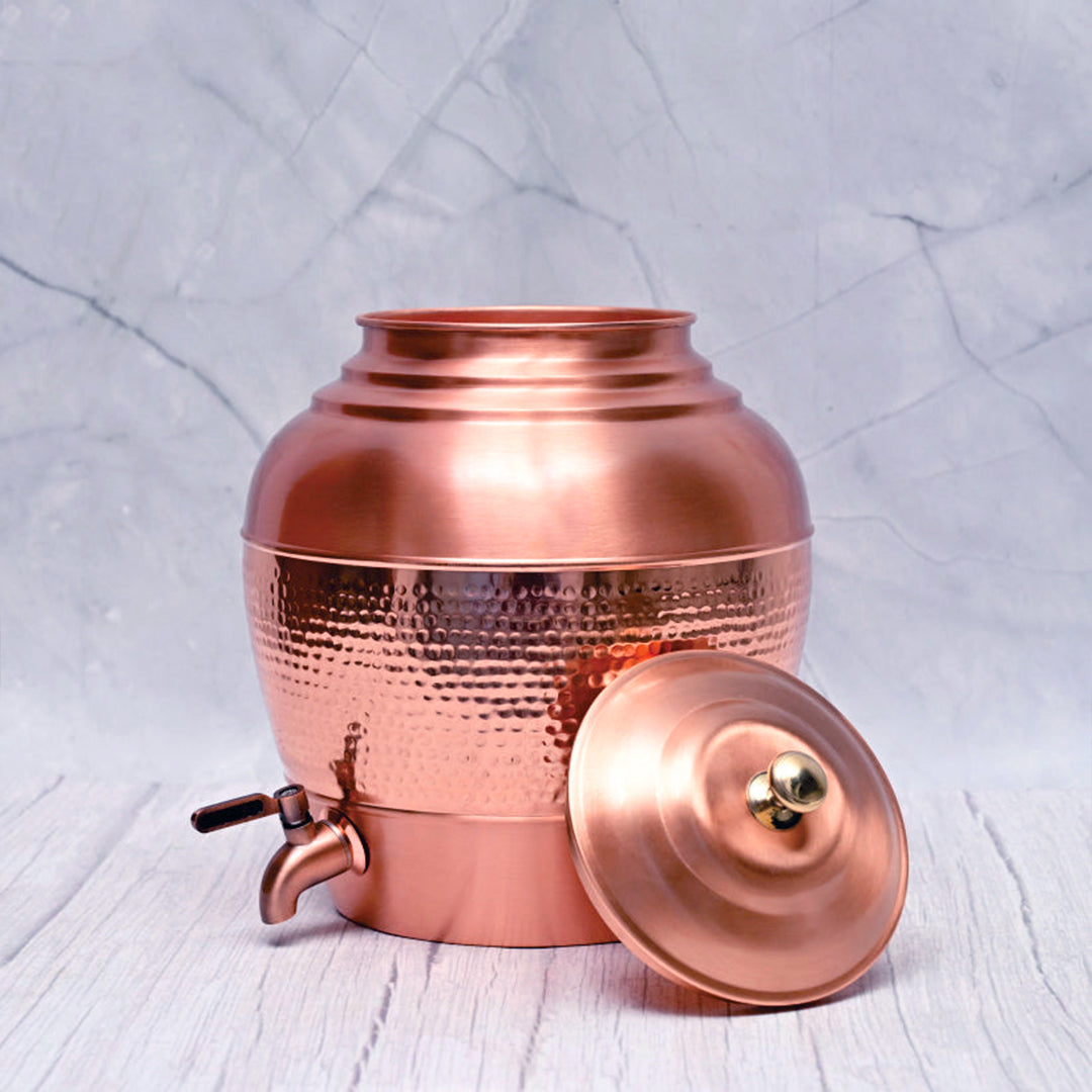 Distributeur à eau Matka en cuivre ayurvédique rond traditionnel contemporain 10 L, couvercle ouvert