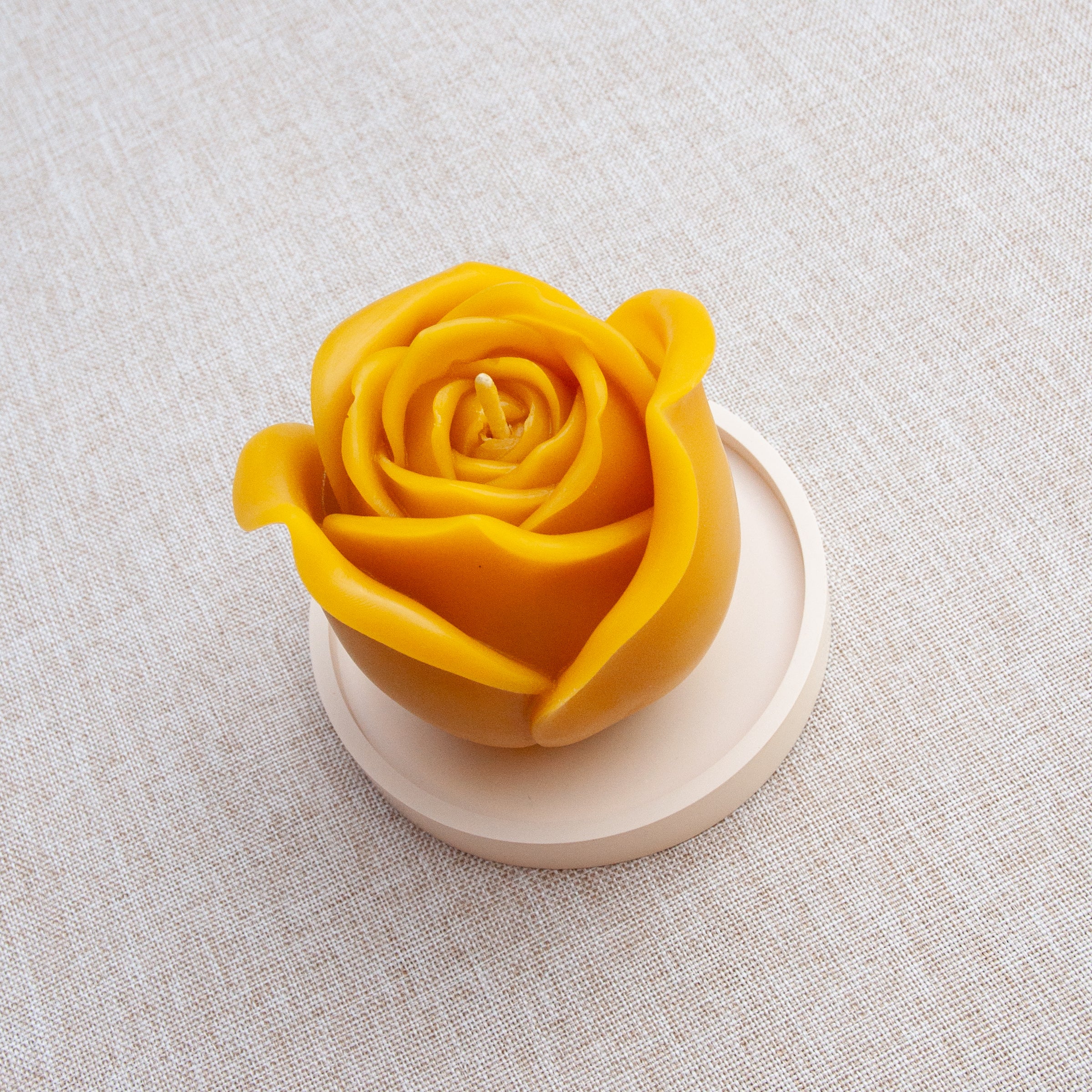 GRANDE ROSE – Bougie en cire d’abeille jaune naturelle du Québec