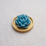 LOTUS – Bougie parfumée en cire d’abeille blanche colorée naturellement