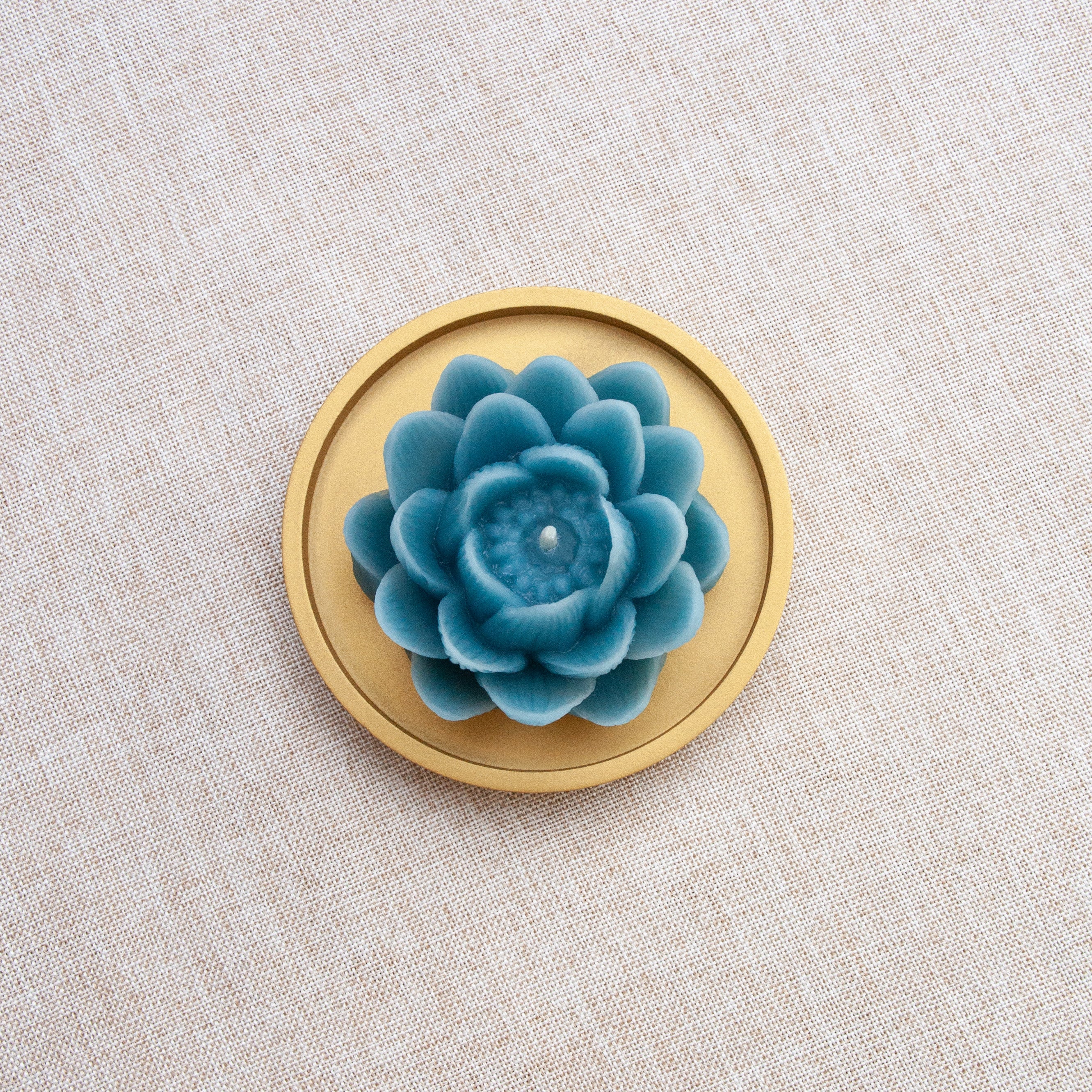 LOTUS – Bougie parfumée en cire d’abeille blanche colorée naturellement
