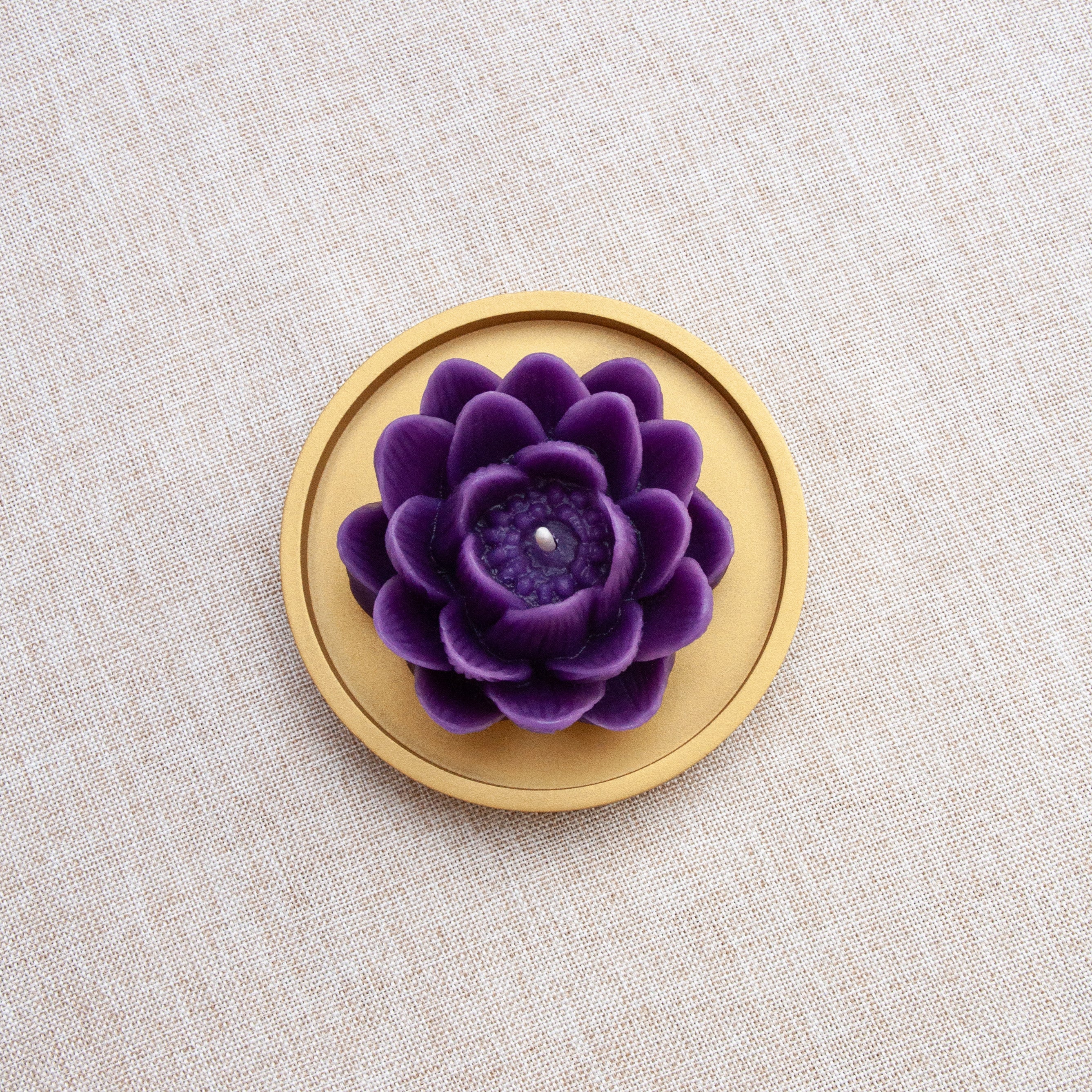 LOTUS – Bougie parfumée en cire d’abeille blanche colorée naturellement