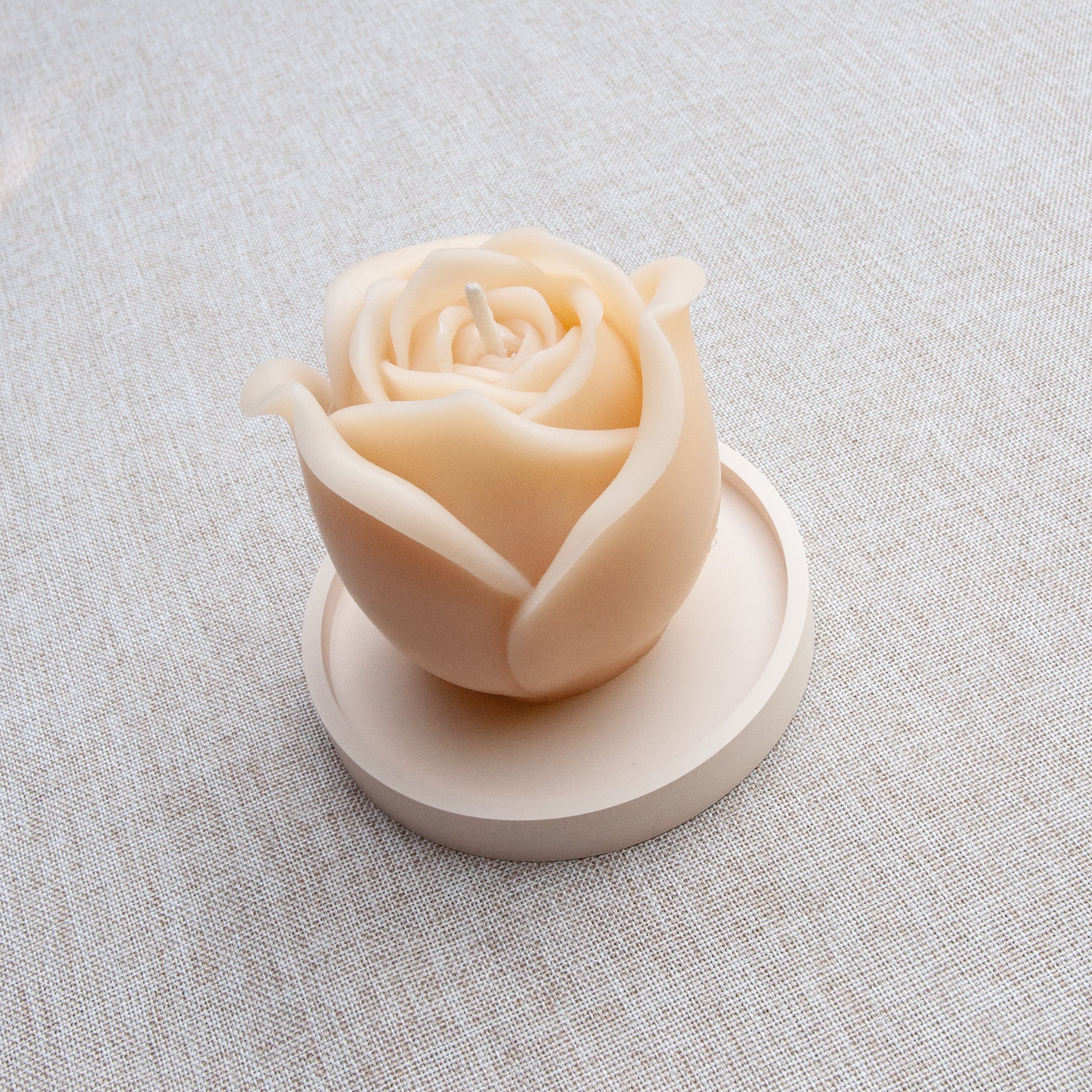 GRANDE ROSE – Bougie parfumée en cire d’abeille blanche colorée naturellement