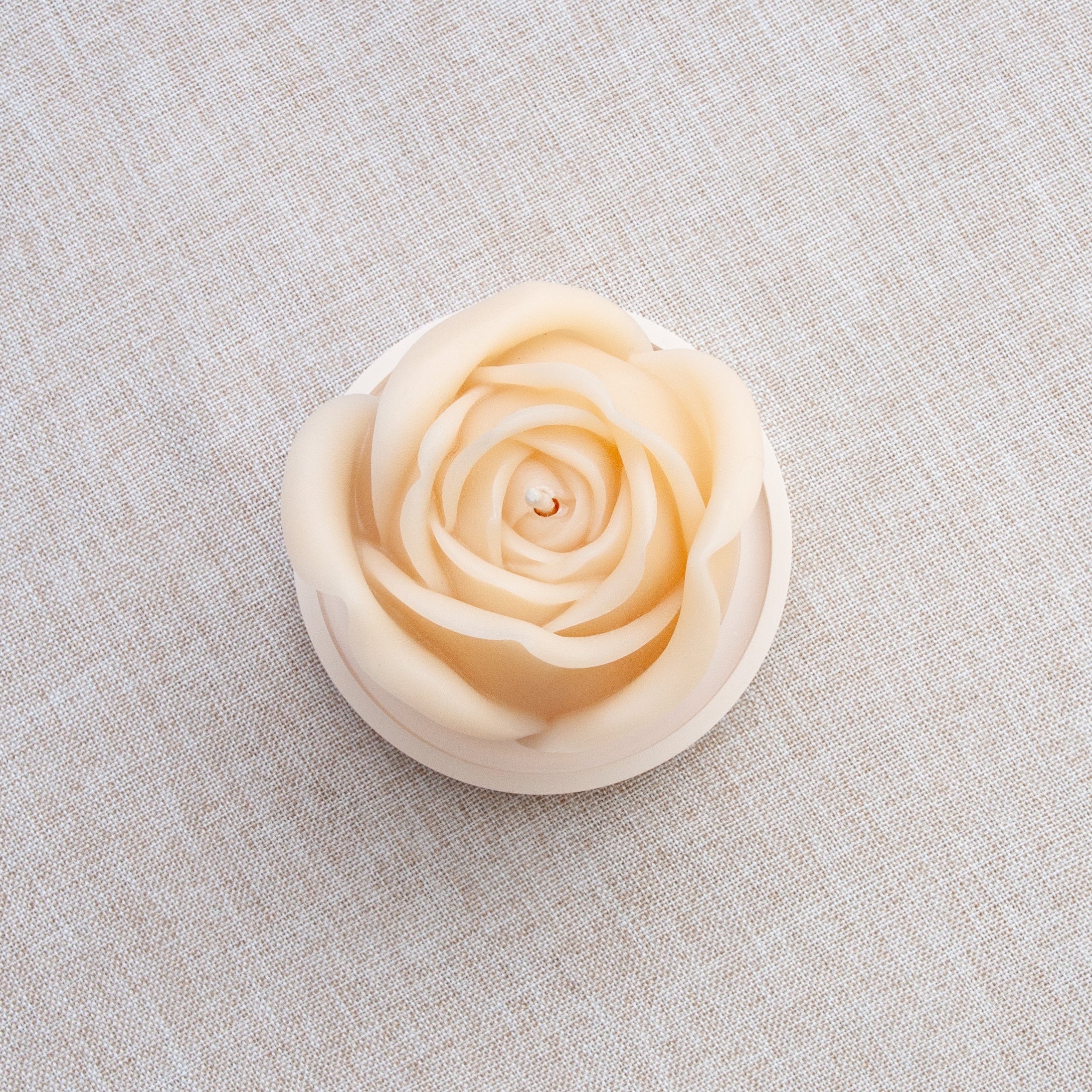 GRANDE ROSE – Bougie parfumée en cire d’abeille blanche colorée naturellement