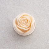 GRANDE ROSE – Bougie parfumée en cire d’abeille blanche colorée naturellement