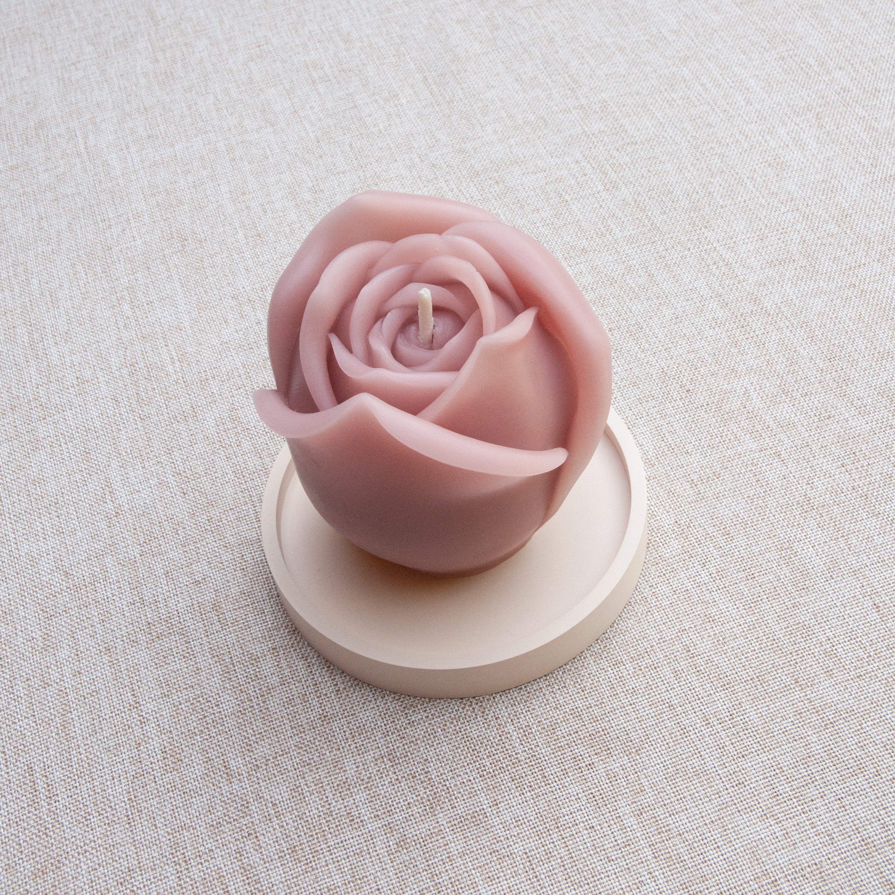 GRANDE ROSE – Bougie parfumée en cire d’abeille blanche colorée naturellement