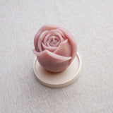 GRANDE ROSE – Bougie parfumée en cire d’abeille blanche colorée naturellement