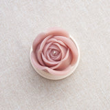 GRANDE ROSE – Bougie parfumée en cire d’abeille blanche colorée naturellement