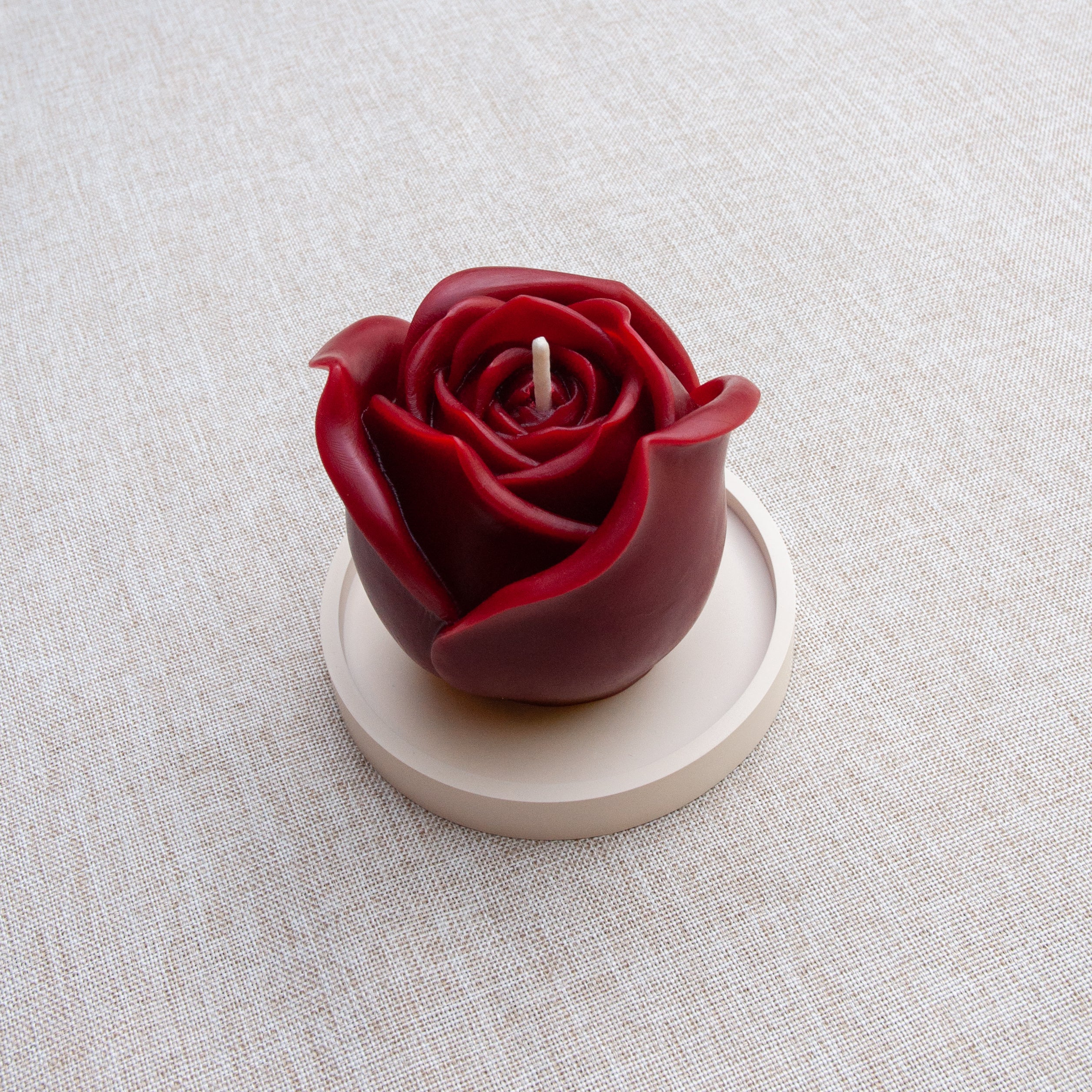 GRANDE ROSE – Bougie parfumée en cire d’abeille blanche colorée naturellement