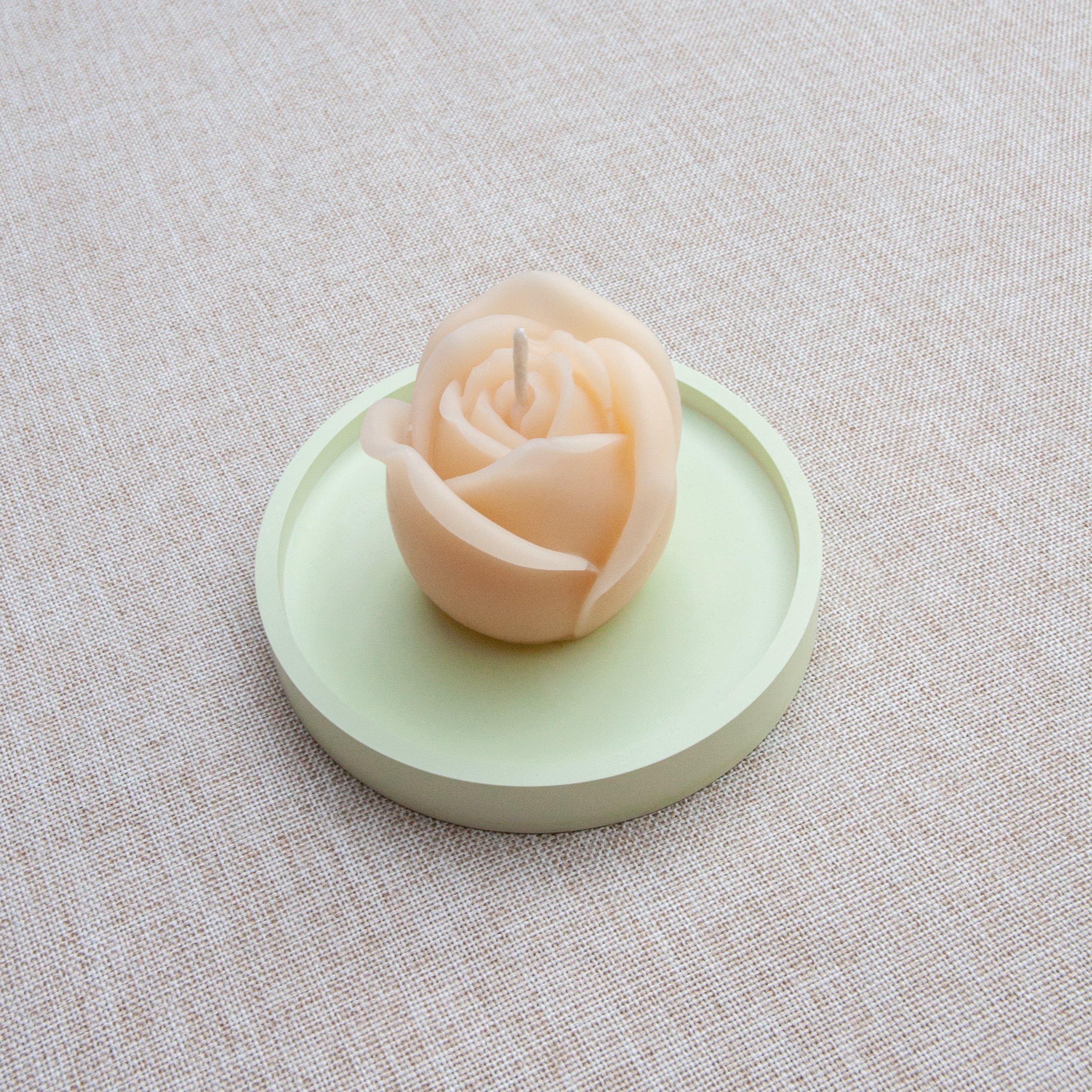 PETITE ROSE – Bougie parfumée en cire d’abeille blanche colorée naturellement