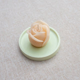 PETITE ROSE – Bougie parfumée en cire d’abeille blanche colorée naturellement