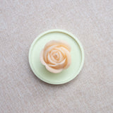 PETITE ROSE – Bougie parfumée en cire d’abeille blanche colorée naturellement