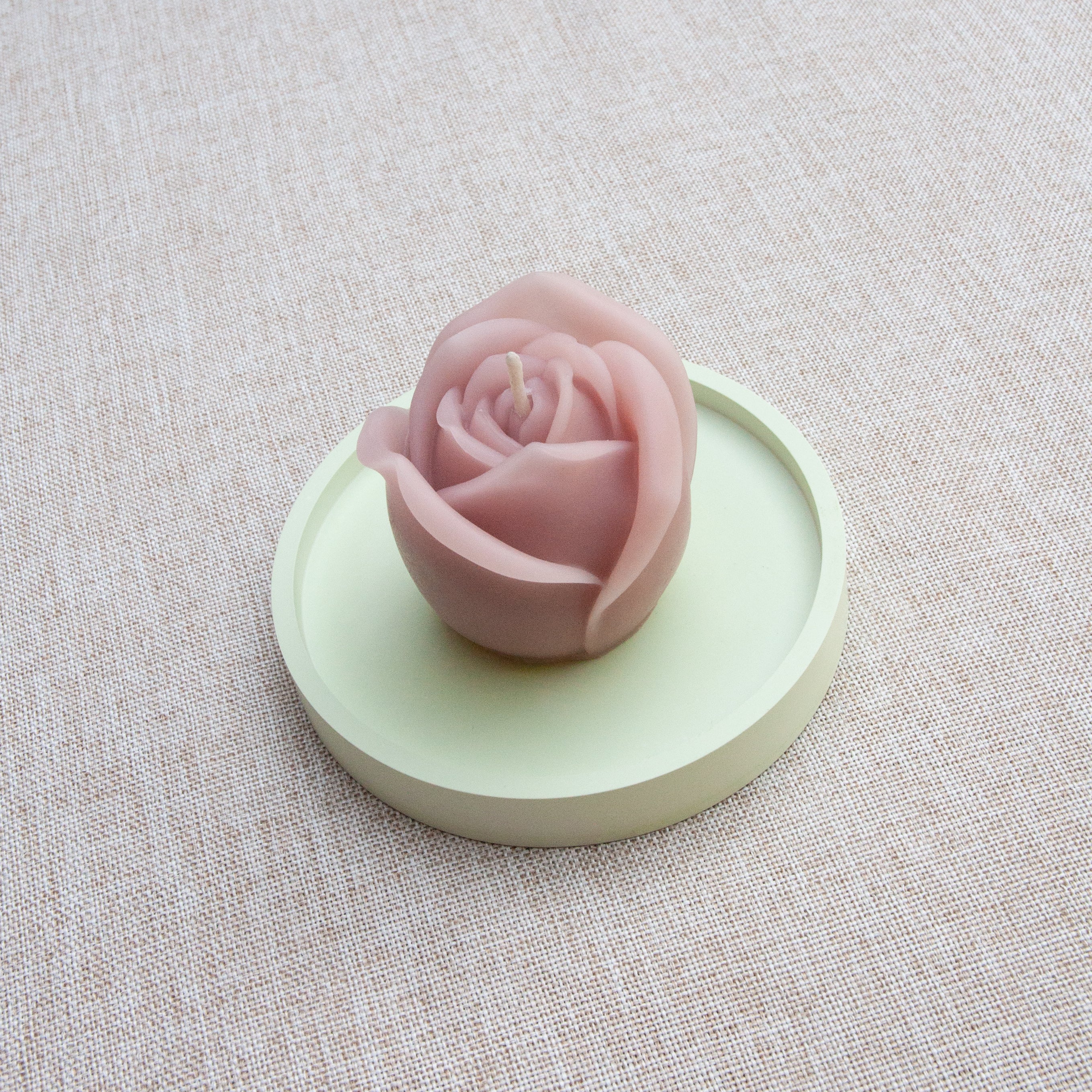 PETITE ROSE – Bougie parfumée en cire d’abeille blanche colorée naturellement