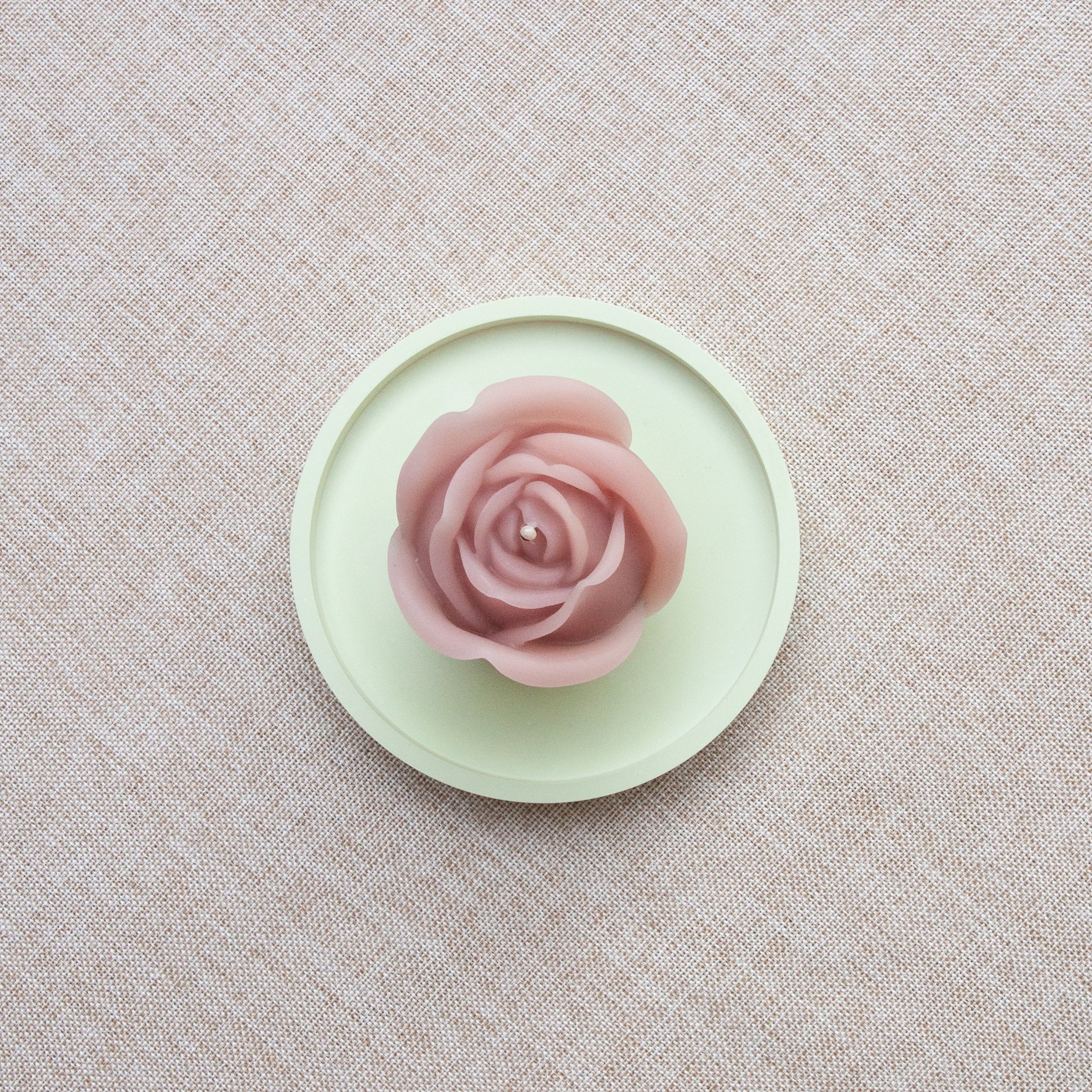 PETITE ROSE – Bougie parfumée en cire d’abeille blanche colorée naturellement