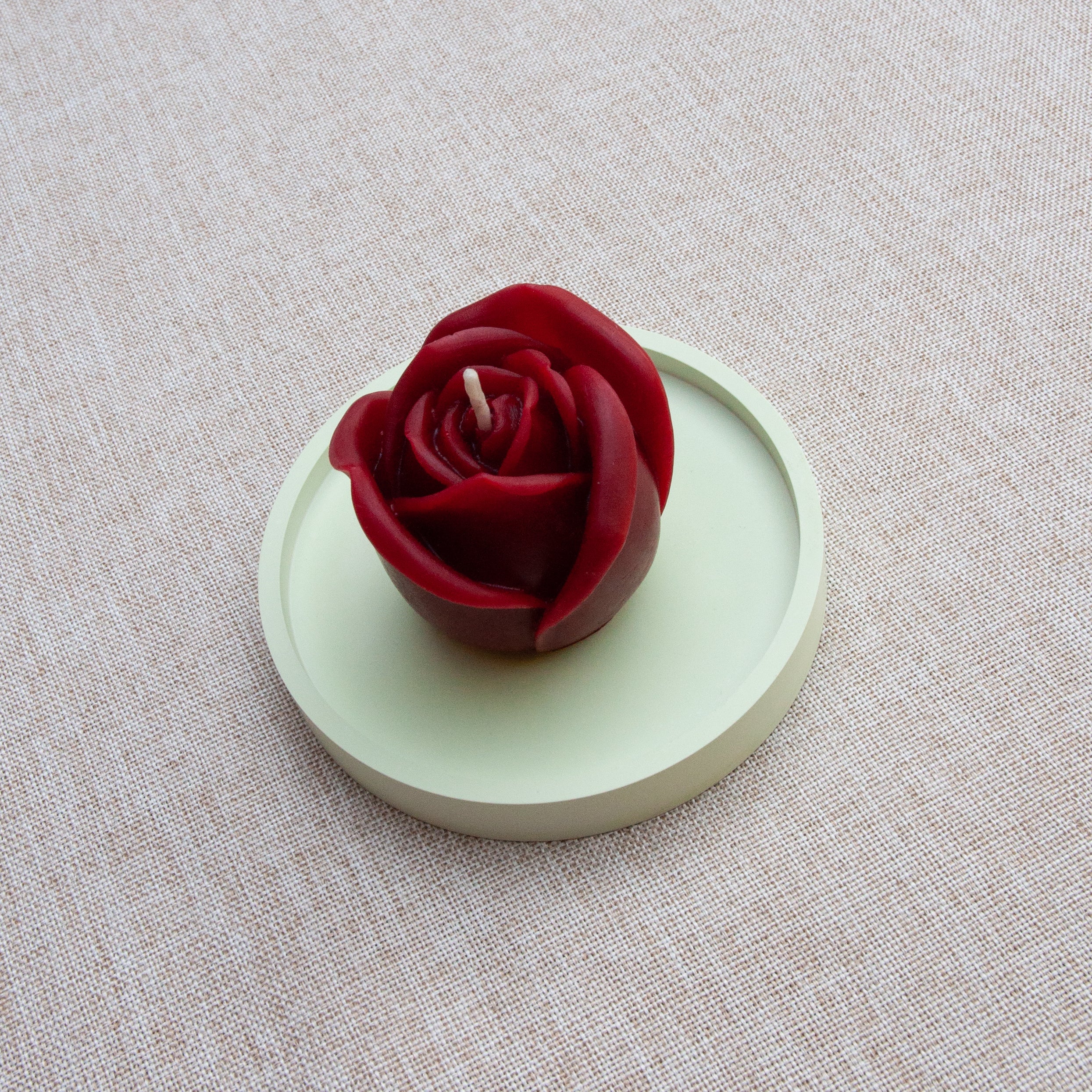 PETITE ROSE – Bougie parfumée en cire d’abeille blanche colorée naturellement
