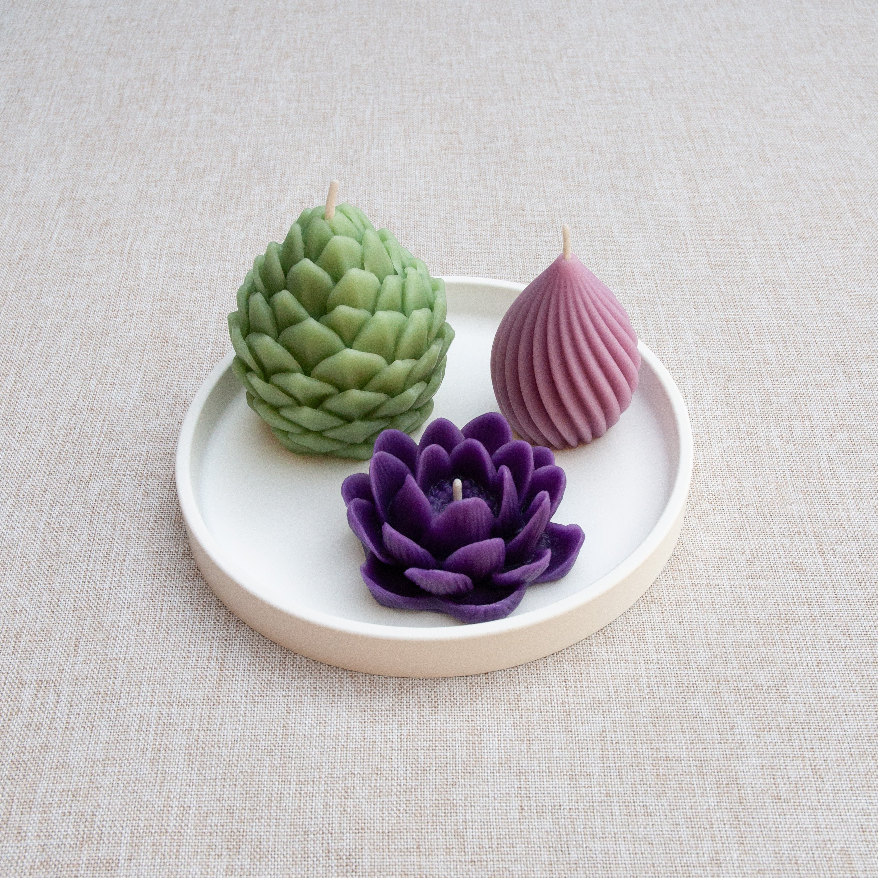 Trio ÉNERGÉTIQUE – Ensemble de bougies en cire d’abeille colorée sur plateau décoratif blanc