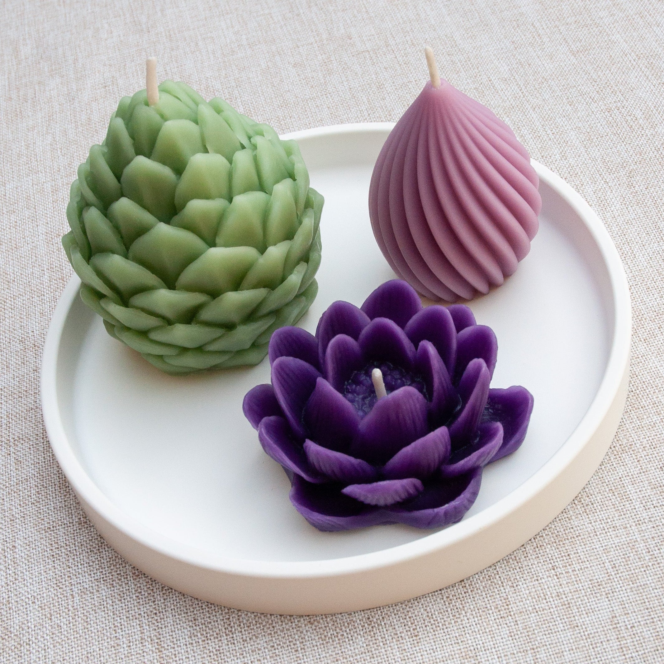 Trio ÉNERGÉTIQUE – Ensemble de bougies en cire d’abeille colorée sur plateau décoratif blanc Maison Kunda