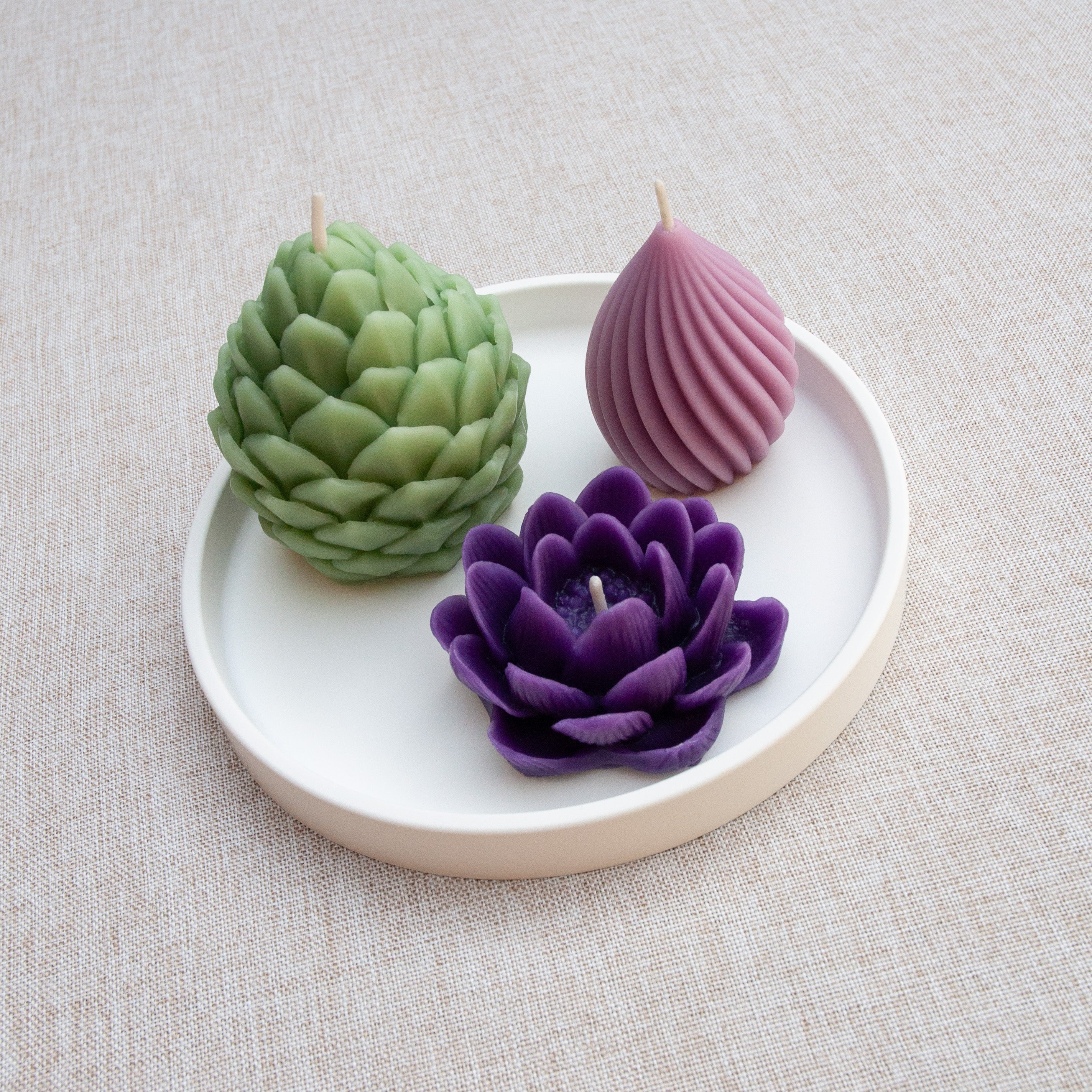 Trio ÉNERGÉTIQUE – Ensemble de bougies en cire d’abeille colorée sur plateau décoratif blanc