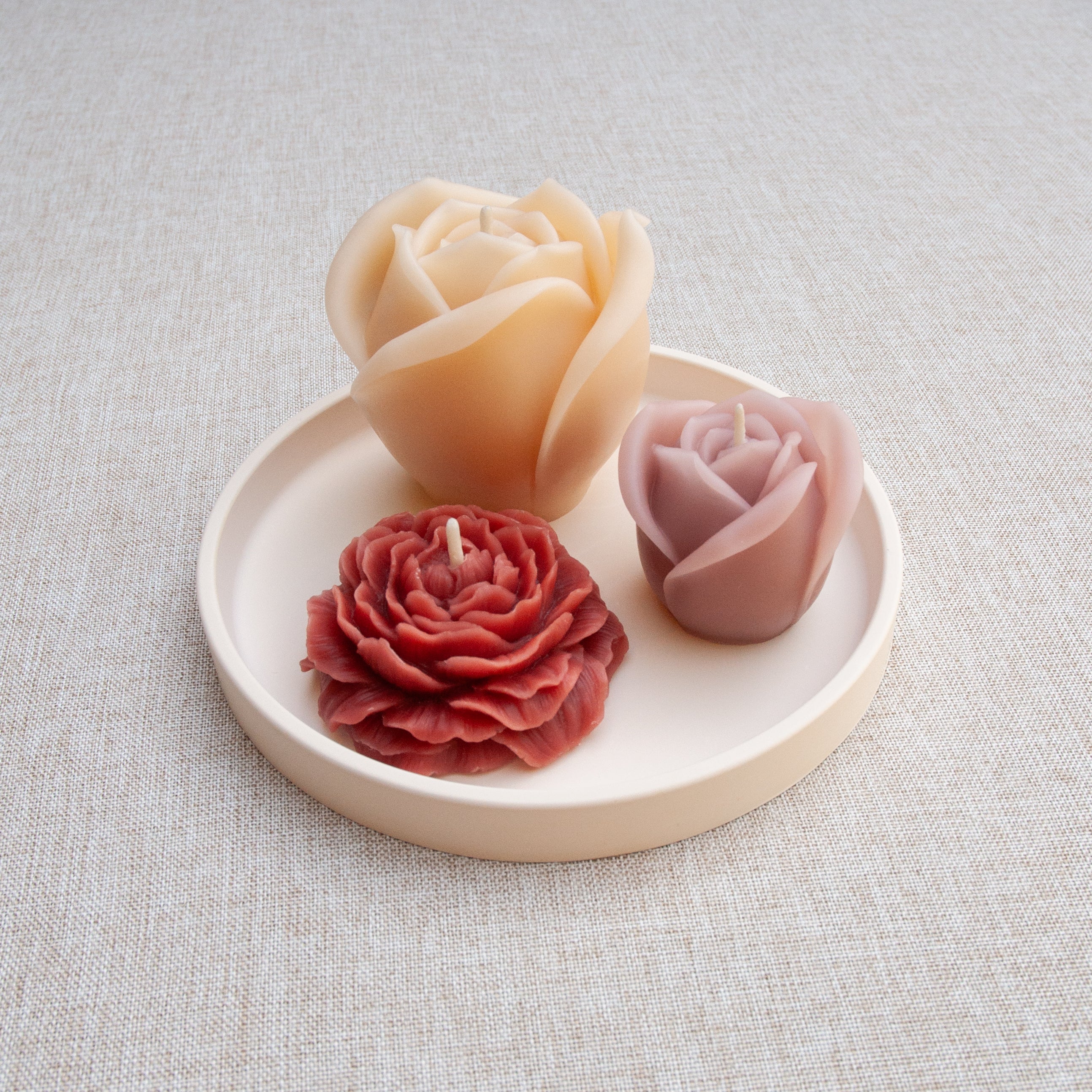 TRIO ROMANTIQUE – Ensemble de bougies en cire d’abeille colorée sur plateau décoratif champagne