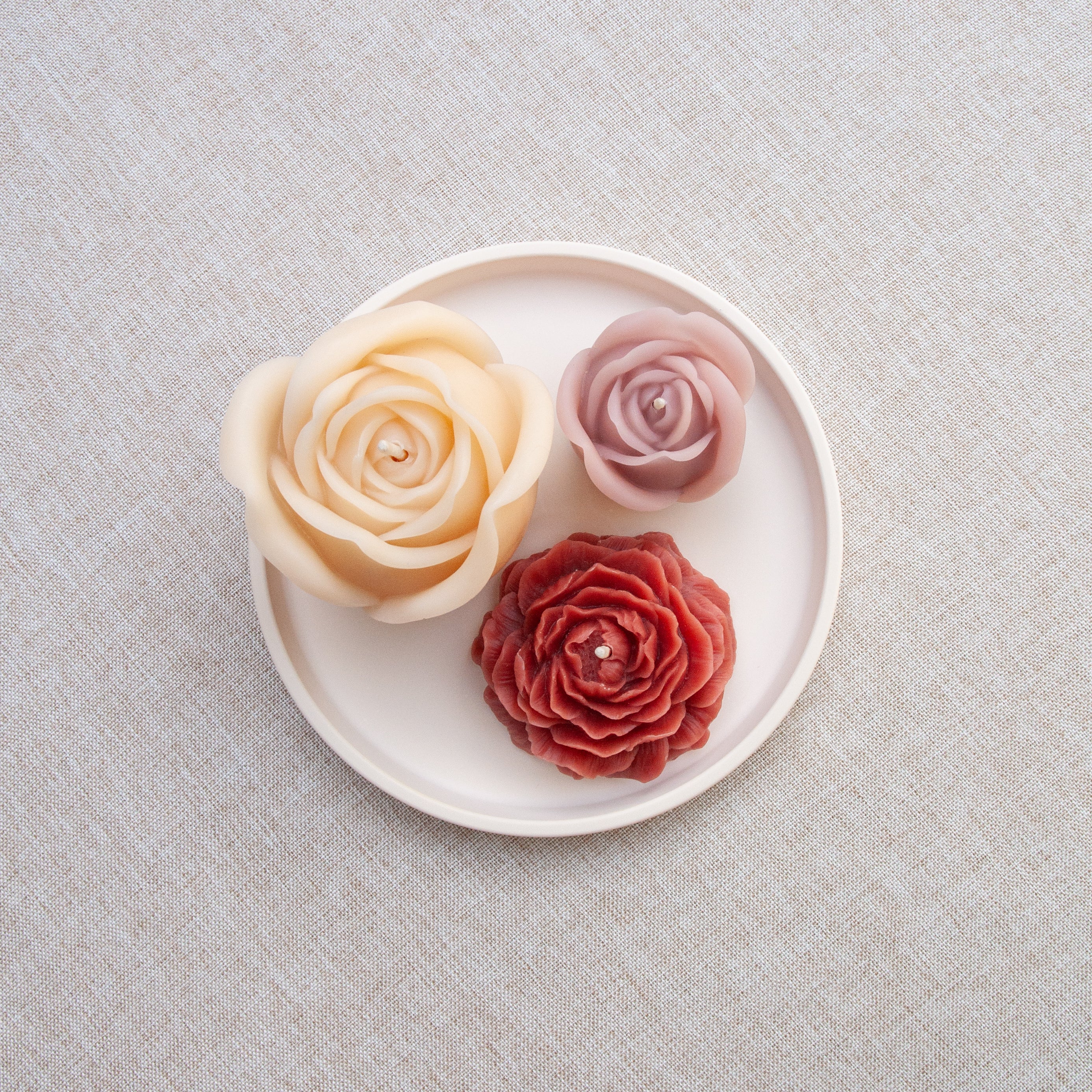 TRIO ROMANTIQUE – Ensemble de bougies en cire d’abeille colorée sur plateau décoratif champagne