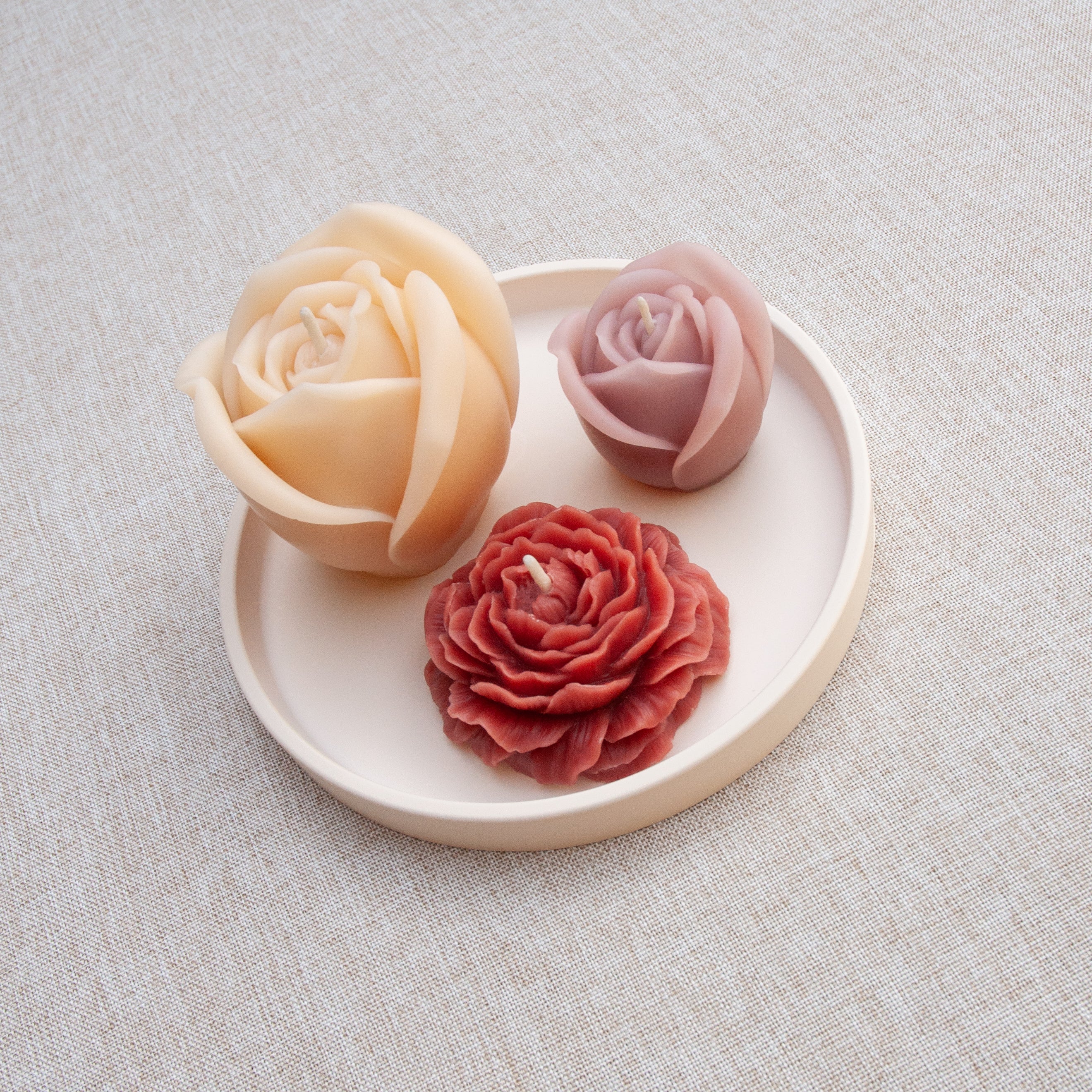 TRIO ROMANTIQUE – Ensemble de bougies en cire d’abeille colorée sur plateau décoratif champagne