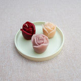 Trio ROSERAIE – Ensemble de bougies en cire d’abeille colorée sur plateau décoratif assorti